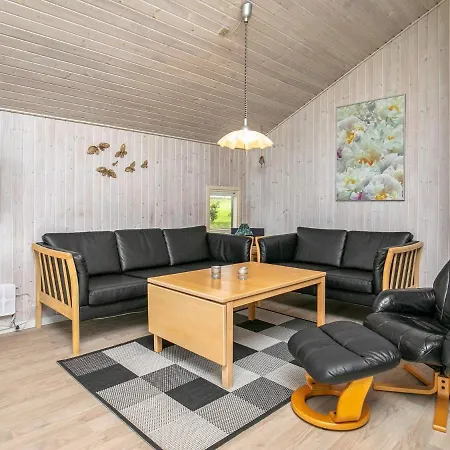 Three-bedroom Holiday In 4 * Humble