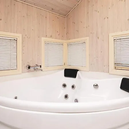 Three-bedroom Holiday In 4 *