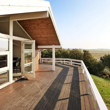 Three-bedroom Holiday In 4 Holiday home