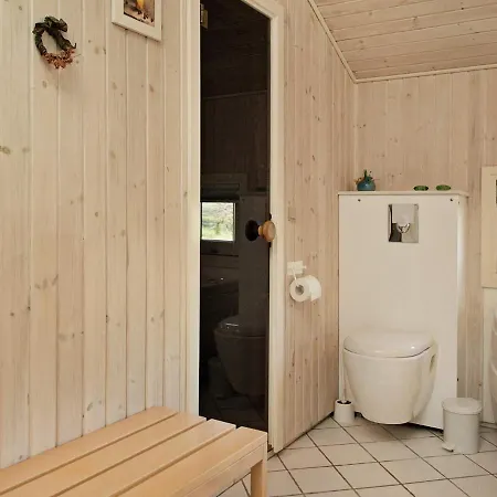 Three-bedroom Holiday In 4 * Humble