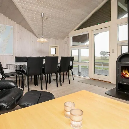 Three-bedroom Holiday In 4 Holiday home
